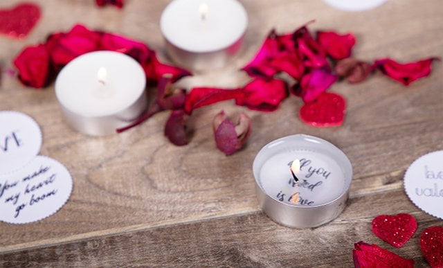 wyjąć wosk i zapalić świeczkę